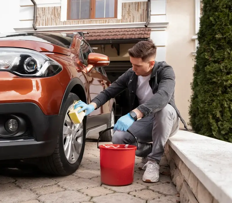 Lavage auto à domicile Le Châtelet-sur-Retourne : professionnel intervenant sur un véhicule